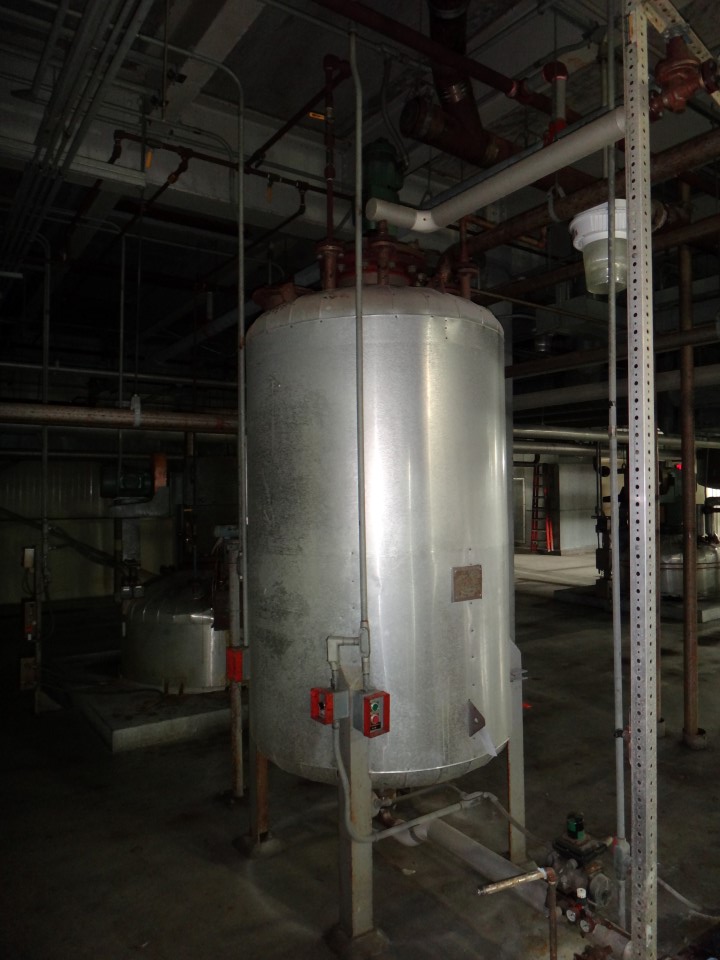 500 Gallon 304 Stainless Vertical Tank with Agitator