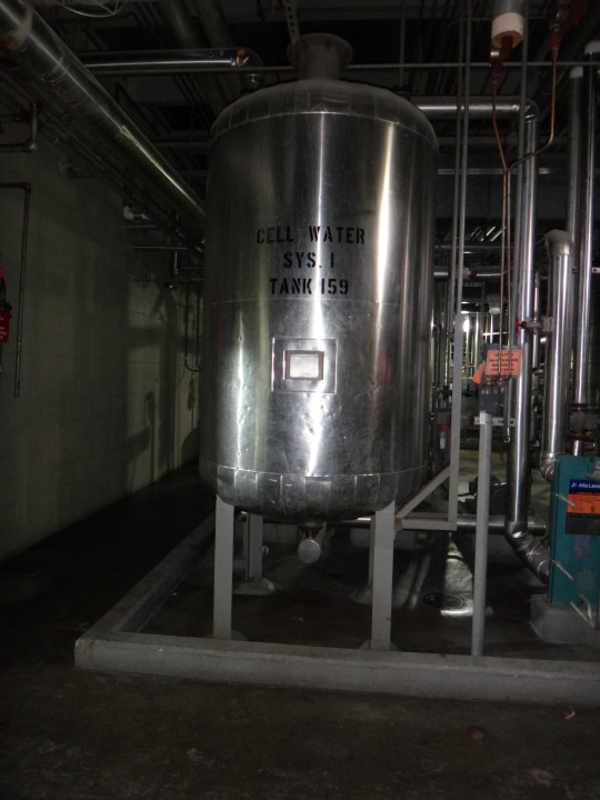 640 Gallon 304 Stainless Vertical Tank