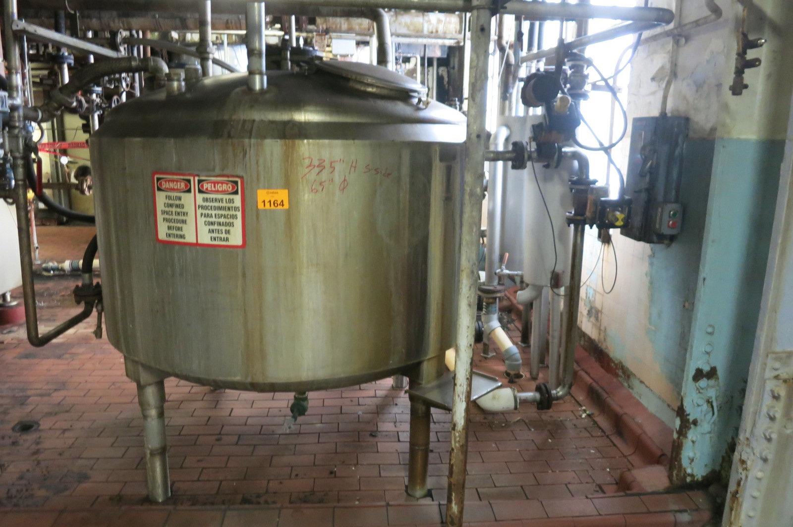 500 gal Stainless tank, 65"dia x 33"H, dome top, dish bottom