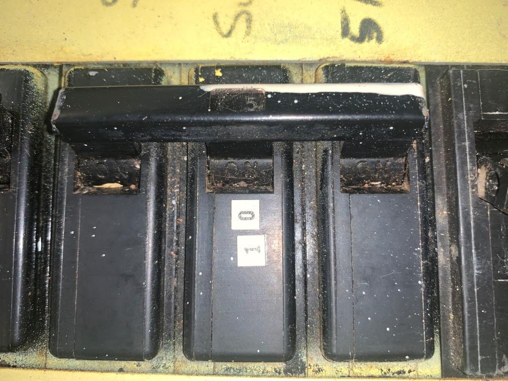 Circuit Breaker Light Panel, 400A Capacity, 120/208V, 30 Spaces ...